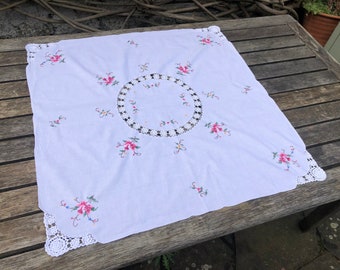 Vintage Embroidered Cross Stitch Hand Made Tablecloth Flower Tablemat Crochet Details