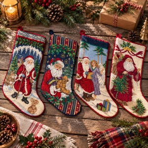 Può includere: Quattro calze natalizie ricamate con scene festive. La prima mostra Babbo Natale con un cervo, la seconda con un orsacchiotto, la terza con un angelo e la quarta con un sacco e un piccolo albero di Natale in mano.