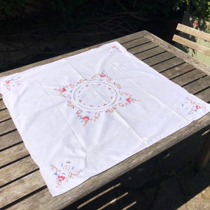 Vintage Embroidered Cross Stitch Hand Made Tablecloth Flower Tablemat Crochet Details
