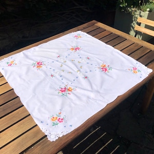 Vintage Embroidered Cross Stitch Hand Made Tablecloth Flower Tablemat Crochet Details