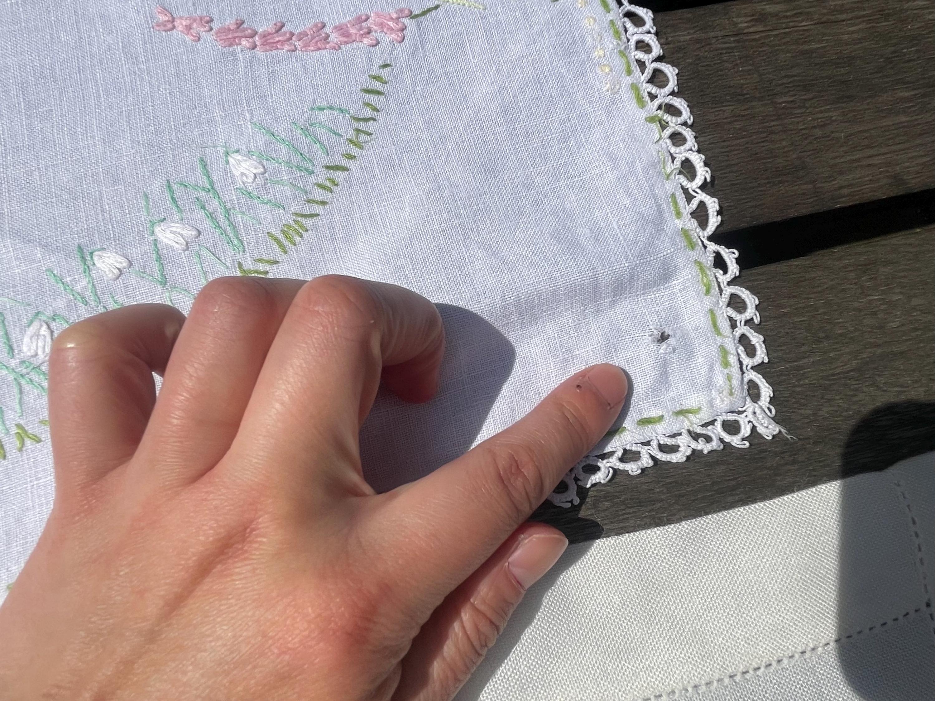 ヴィンテージのハンドメイド刺繍入りホワイトテーブルクロスとテーブル 
