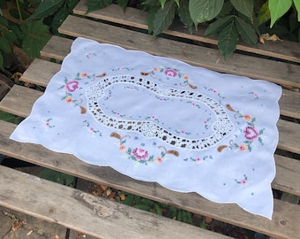 ヴィンテージのハンドメイド刺繍入りホワイトテーブルクロスとテーブル