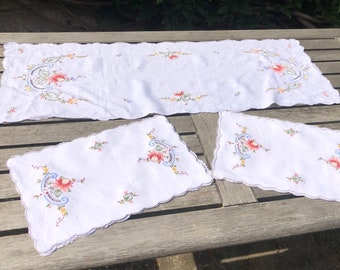 Ensemble de 7 nappes florales vintage brodées à la main, tapis de table et serviettes assorties
