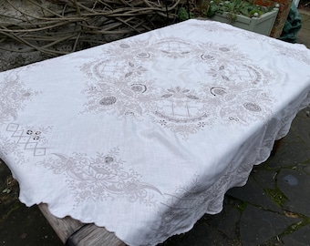 Exquisito mantel de estilo vintage Madeira bordado a mano con forma de círculo beige para banquete de boda o fiesta de té