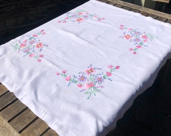 Wunderschöne Vintage-Tischdecke aus besticktem Leinen, handgefertigt mit Blumenmuster für die Teeparty