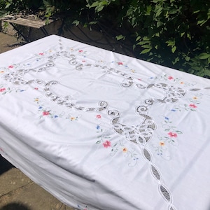 Stunning Vintage Handmade Embroidered Cross Stitch Tablecloth Flower Lace Details CS38