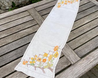 Beautiful Vintage Hand Embroidered Floral Table Runner Dressing Table Linen Mat Beige