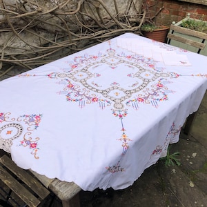Stunning Vintage Handmade Embroidered Cross Stitch Tablecloth Rose Flower Crochet Details With Mathcing Napkins CS58 Beige