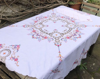 ヴィンテージ刺繍花柄テーブルトッパー – 85 x 85 cm – カットワーク
