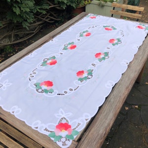 赤い花柄テーブルクロスとナプキン6枚付き（写真では5枚ですが6枚です