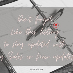 Peut inclure: Une image en noir et blanc d'un agenda avec un stylo dessus. Le texte "Don't forget Like this listing to stay updated with any Sales or new updates!" est &eacute;crit en rose sur l'agenda. Le texte "MONTHLYJOY" est &eacute;crit en noir en bas de l'agenda.