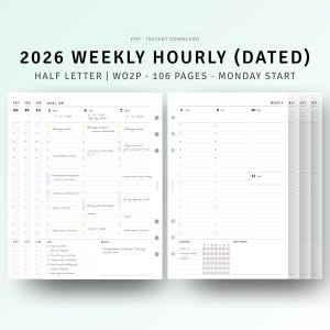 Op de afbeelding: Een witte planner met een wekelijkse uurindeling voor 2026. De tekst op de planner luidt "2026 WEEKLY HOURLY (DATED)" en "HALF LETTER | WO2P • 106 PAGES • MONDAY START". De planner heeft een tracker en een notitiegedeelte.