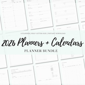 Può includere: Una raccolta di pagine di pianificazione bianche con vari layout, tra cui tracker giornalieri, settimanali e mensili. Il testo "2026 Planners + Calendars" è visualizzato in un carattere elegante, con le parole "Planner Bundle" sottostanti. Il testo "6 PLANNER | HALF-LETTER SIZE | INSTANT DOWNLOAD" è anche visibile.