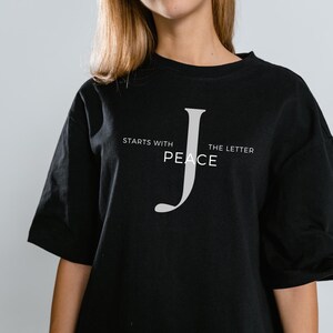 Camiseta Cristã Minimalista Unissex, Camisa Boxy com Letra J da Paz, Top Gráfico Oversized. Roupas Religiosas. Ajuste Confortável, Presente Cristão. Bíblia