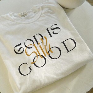 Christliches minimalistisches T-Shirt, inspirierender Gott ist immer noch gut, gewellter Brief, Komfortfarben 1717-T-Shirt, religiöses Unisex-Oberteil, grafisches T-Shirt,