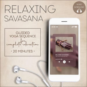以下が含まれることがあります： スマートフォンには、休息のポーズをとる人がいる「Relaxing Savasana」というタイトルのヨガクラスが表示されています。画面には、完全なリラクゼーションのための20分間のガイド付きヨガシーケンスが表示されます。白いイヤホンが電話に接続されています。画像には「Audio Download」というテキストが含まれています。