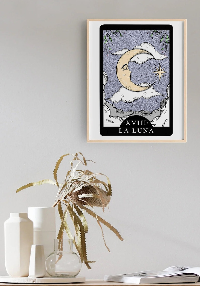 Pode incluir: Um cart&atilde;o de tar&ocirc; com uma borda preta e um fundo branco. O cart&atilde;o representa uma lua crescente com um rosto em um c&eacute;u nublado. O cart&atilde;o &eacute; rotulado como "XVIII. LA LUNA".