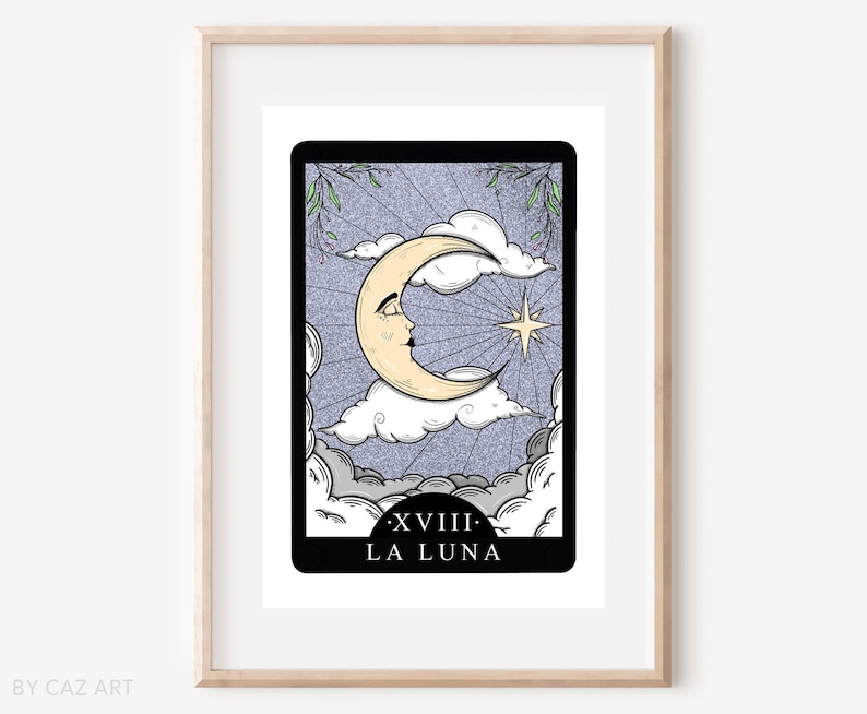 Pode incluir: Uma ilustra&ccedil;&atilde;o de carta de tar&ocirc; da carta da Lua, apresentando uma lua crescente com um rosto, uma estrela e nuvens sobre um fundo roxo. A carta &eacute; etiquetada como "XVIII. LA LUNA".