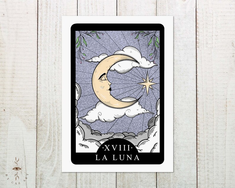 Pode incluir: Um cart&atilde;o de tar&ocirc; com uma lua crescente com um rosto, uma estrela e nuvens em um fundo roxo. O cart&atilde;o &eacute; rotulado como "XVIII: LA LUNA".
