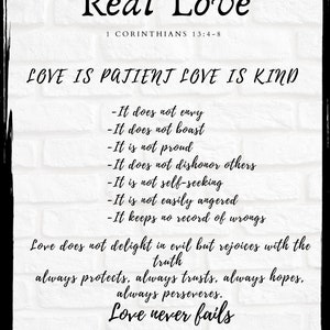 Könnte beinhalten: Ein schwarz-weiß gerahmter Druck mit den Worten "Real Love" oben. Der Text enthält einen Bibelvers und eine Liste der Eigenschaften der Liebe, wie Geduld und Freundlichkeit, vor einem weißen Backsteinhintergrund.