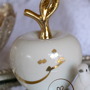 Decoratieve keramische appel voor Sofreh aghd, Norouz, Haftseen. Met 'Eshgh' erop.