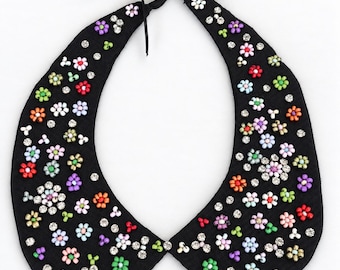 Cuello Peter Pan multicolor hecho a mano con cuentas de semillas, accesorio ajustable y desmontable con pedrería floral para mujer.
