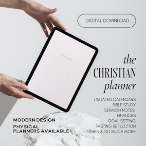 Könnte beinhalten: Ein digitaler Download eines christlichen Planers mit einem weißen Cover und goldenen Schriftzügen. Der Planer enthält undatierte Kalender, Bibelstudium, Predigtnotizen, Finanzen, Zielsetzung, Fastenreflexion, Zehntel und vieles mehr.