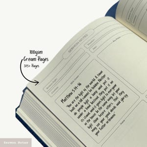 K&ouml;nnte beinhalten: Eine Nahaufnahme eines cremefarbenen Notizbuchs mit einem blauen Einband. Das Notizbuch hat einen Abschnitt f&uuml;r Predigtnotizen mit &Uuml;berschriften f&uuml;r Predigtthema, Ort, Bibelverse, Prediger, Datum und wichtige Punkte. Der Text "Matth&auml;us 5,14-16" ist auf der Seite sichtbar. Das Notizbuch ist 100 g/m&sup2; schwer und hat &uuml;ber 375 Seiten.