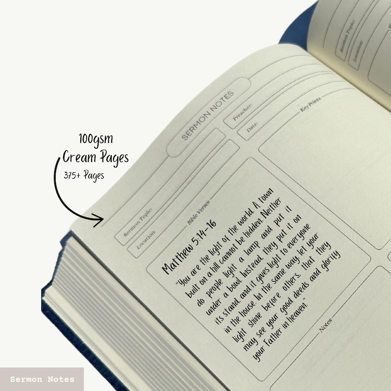 K&ouml;nnte beinhalten: Eine Nahaufnahme eines cremefarbenen Notizbuchs mit einem blauen Einband. Das Notizbuch hat einen Abschnitt f&uuml;r Predigtnotizen mit &Uuml;berschriften f&uuml;r Predigtthema, Ort, Bibelverse, Prediger, Datum und wichtige Punkte. Der Text "Matth&auml;us 5,14-16" ist auf der Seite sichtbar. Das Notizbuch ist 100 g/m&sup2; schwer und hat &uuml;ber 375 Seiten.
