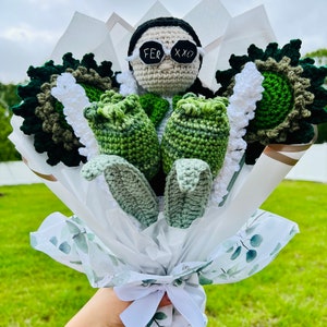 Muñeco Feid,Feid Crochet, Flowers bouquet,FERXXO in crochet,Amigurumi,Flores en ganchillo,Regalo para amante de la música,Gift Idea