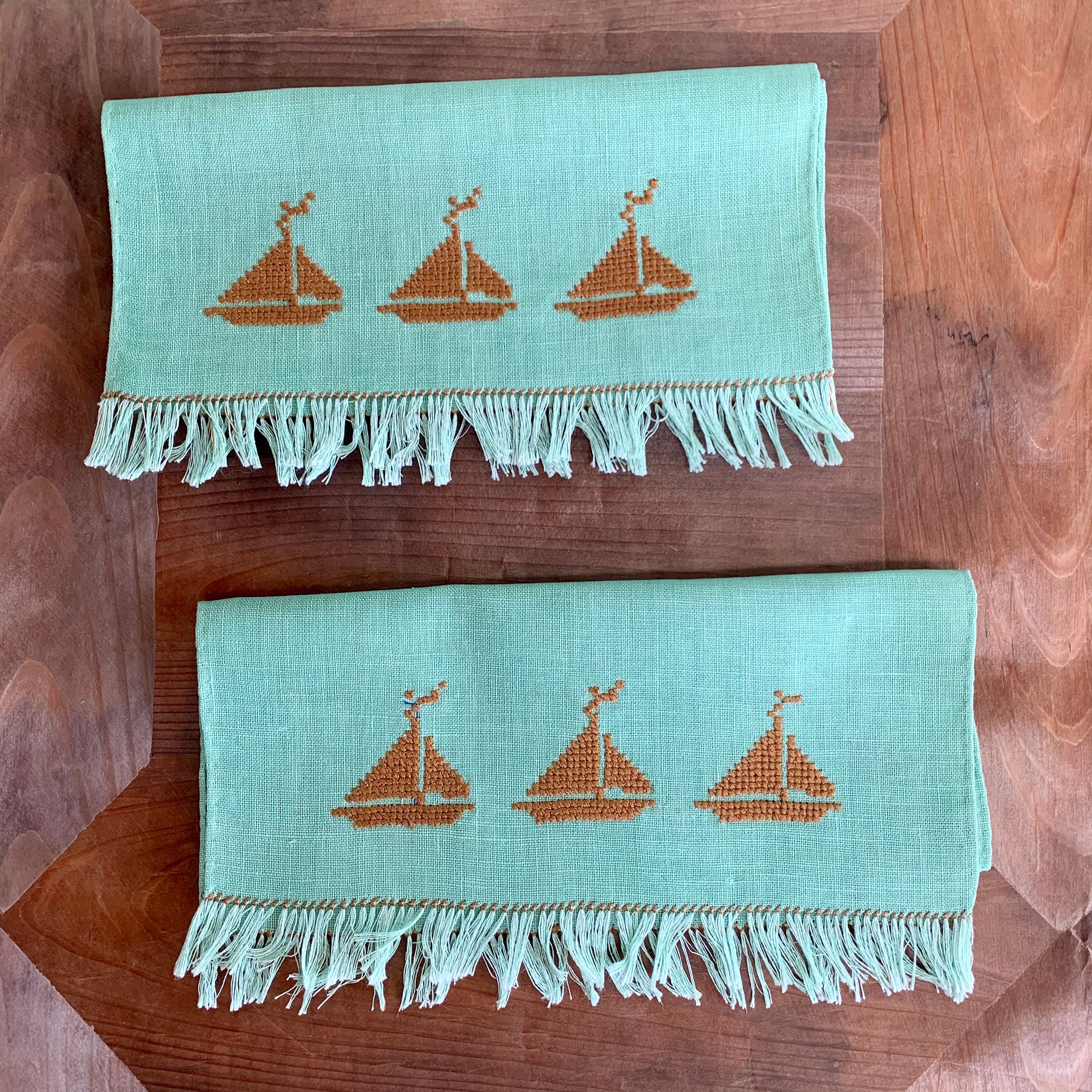 Paire Vintage Draps Guest Towels, Voilier Petite Pointe. Décor Côtier