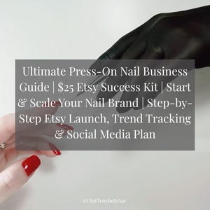 Peut inclure: Image d'un guide pour démarrer une entreprise de faux ongles. Le texte comprend "Ultimate Press-On Nail Business Guide", "Etsy Success Kit" et "Start & Scale Your Nail Brand". L'image montre une main avec du vernis à ongles rouge et une main dans un gant noir.
