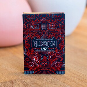 Pack FLUSTER épicé : pack d'extension de jeu de cartes conversation contenant des questions profondes et amusantes sur les relations, l'attraction et plus encore