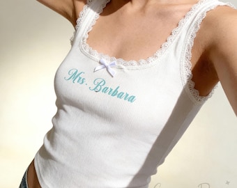 Personalisiertes gesticktes Tank Top, individuell gesticktes Name Spitze Tank Top, Frau Tank Top, Geschenk für Braut, Brautparty Geschenke, Junggesellinnenabschied