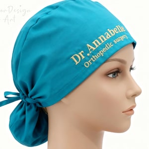 Namn hästsvans skrubbhatt, anpassad hästsvans skrubbhatt för kvinnor, långa hår skrubbhattar, present till sjuksköterskor, broderad kirurgisk mössa, sjuksköterskeskrubbhatt