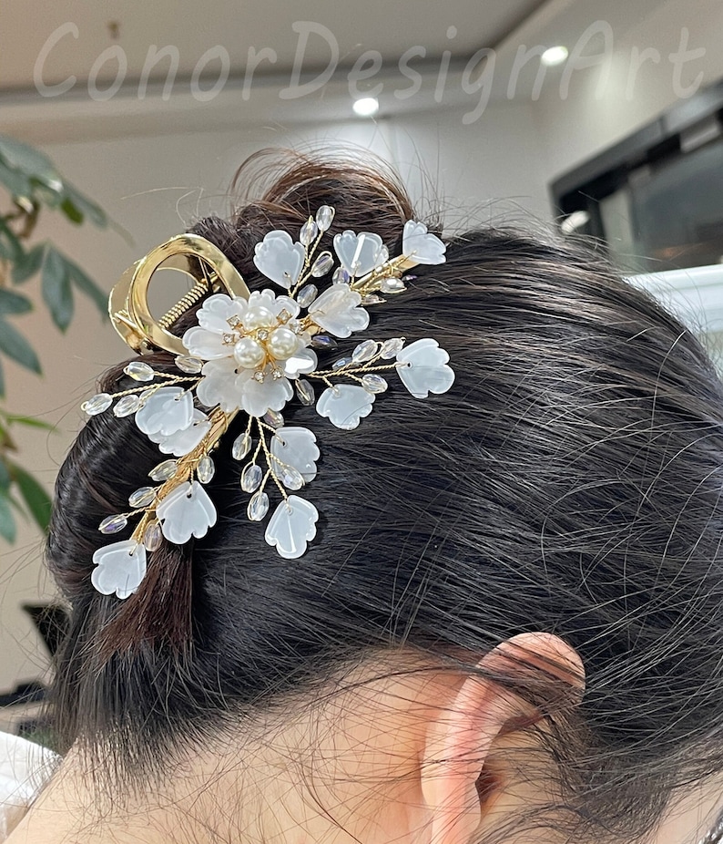 Eleganta vita pärlblommor hårklämmor, handvävda hårklämmor med blomsterpärlor, metallklämmor för tjockt och tunt hår, håraccessoarer till brud och bröllop bild 4