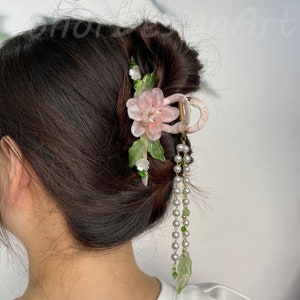オリジナルデザインのハンドメイドピンクの花のヘアクリップ、女性用のエレガントなヴィンテージフラワーヘアクリップ、パールのタッセル付きガーリーなヘアクリップ