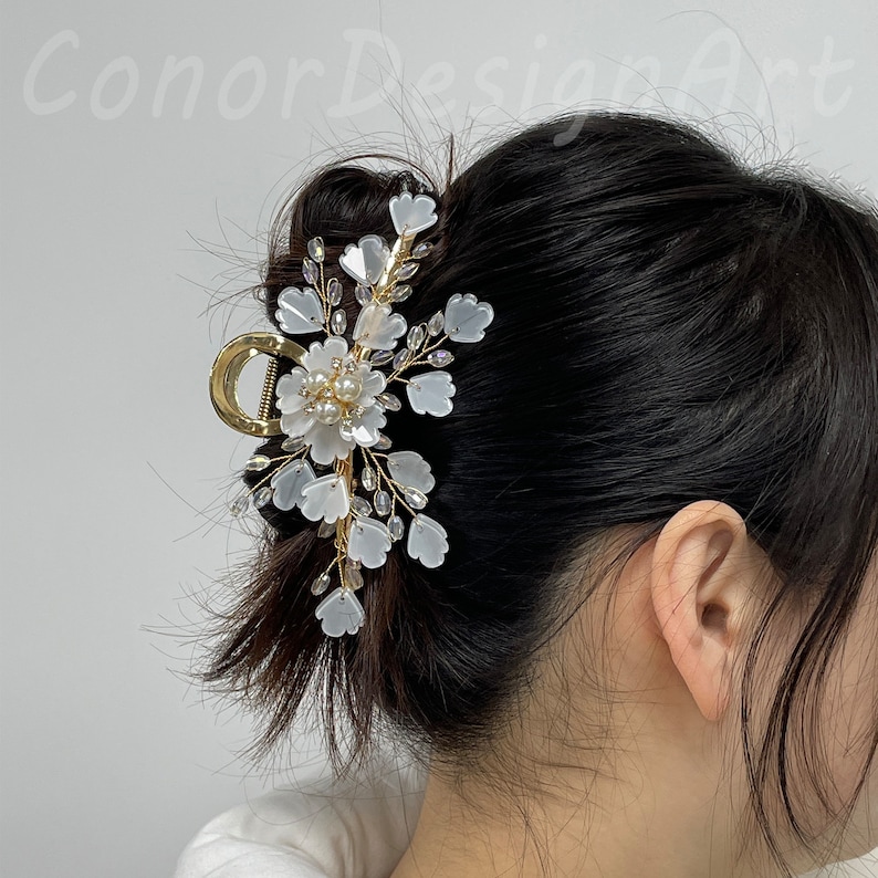 Eleganta vita pärlblommor hårklämmor, handvävda hårklämmor med blomsterpärlor, metallklämmor för tjockt och tunt hår, håraccessoarer till brud och bröllop bild 3