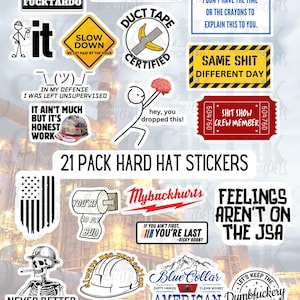 Puede incluir: Un conjunto de 21 pegatinas para cascos de trabajo con varias frases y gráficos humorísticos. Las pegatinas presentan textos como "Sorry, No Hablo Fucktardo", "Duct Tape Certified" y "Same Shit Different Day". Los diseños incluyen un esqueleto, un rollo de papel higiénico y una bandera americana.