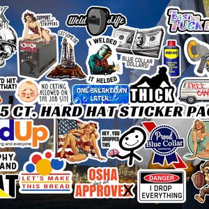 Puede incluir: Un conjunto de 25 pegatinas para cascos de trabajo con varios diseños y textos. Las pegatinas presentan imágenes de una calavera, un soldador, una pin-up y frases como "Fed Up" y "I'm Easy as Fuck Boi."