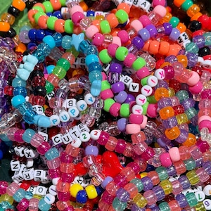 paket med slumpmässiga pärlformade Kandi-armband