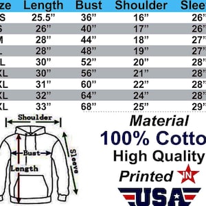 Op de afbeelding: Maattabel voor een hoodie met maten in inches voor borst, lengte, schouder en mouw. De tabel omvat de maten XS tot 5XL. De hoodie is gemaakt van 100% katoen en wordt gedrukt in de VS.