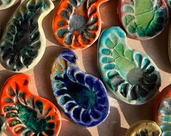 Broche de cerámica Paisley (Boteh Jeghe) – Broche de cerámica hecho a mano
