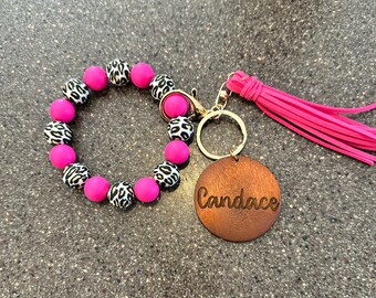 Porte-clés personnalisé en perles de silicone rose vif et léopard, bracelet personnalisé en perles de léopard, avec nom gravé ou monogramme