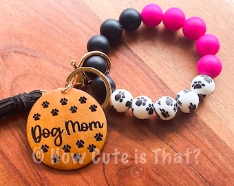 Hot Pink, Black, and Paw Print Beaded Bracelet Keychain with Engraved Dog Mom, Paw Print Beaded Keychain, Engraved Dog Mom Keychain, Dog Mom