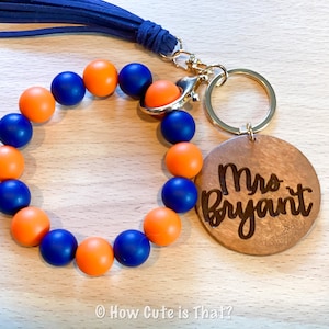 Llavero de pulsera de cuentas de silicona personalizado, llavero de pulsera de cuentas de dos colores personalizado con nombre grabado, pulsera personalizada de color universitario