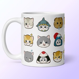 Puede incluir: Taza de cer&aacute;mica blanca con una variedad de gatos de dibujos animados lindos en diferentes poses y atuendos. Los gatos son todos blancos con ojos y caracter&iacute;sticas de diferentes colores.