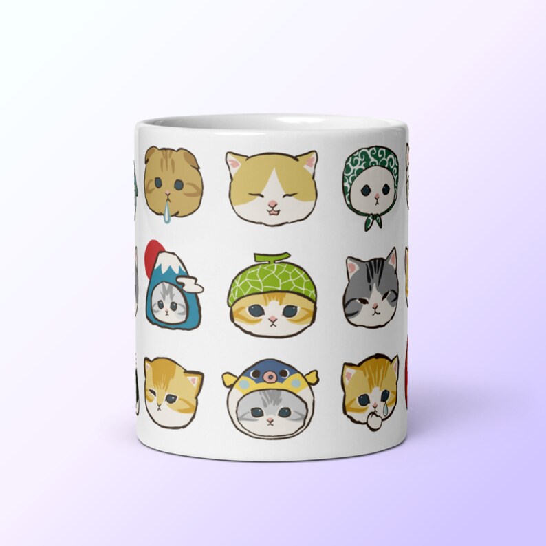Puede incluir: Taza de cer&aacute;mica blanca con un patr&oacute;n de 12 gatos de dibujos animados que llevan diferentes sombreros y accesorios. Los gatos tienen diferentes expresiones, incluyendo feliz, triste y sorprendido.