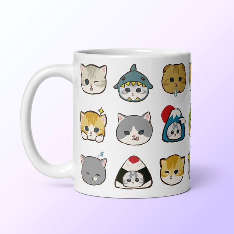Puede incluir: Taza de cer&aacute;mica blanca con una variedad de gatos de dibujos animados lindos en diferentes poses y atuendos. Los gatos son todos blancos con ojos y caracter&iacute;sticas de diferentes colores.