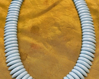 Collar francés antiguo con dientes de cristal turquesa.